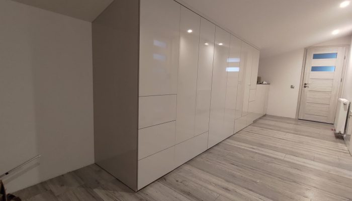 Szafa skośna na poddaszu domek Józefów